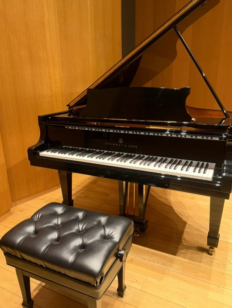 原宿hall60のステージに置かれたグランドピアノと椅子（2025年12月13日の演奏会）