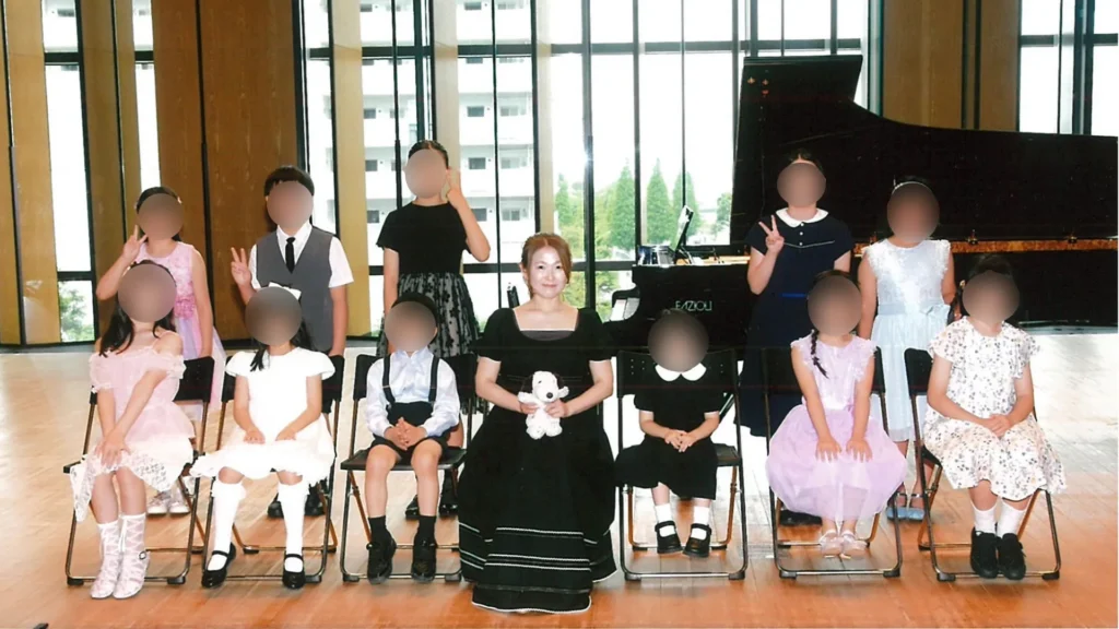 2026年夏の発表会後、講師と生徒さんたちの集合写真（豊洲シビックセンター）