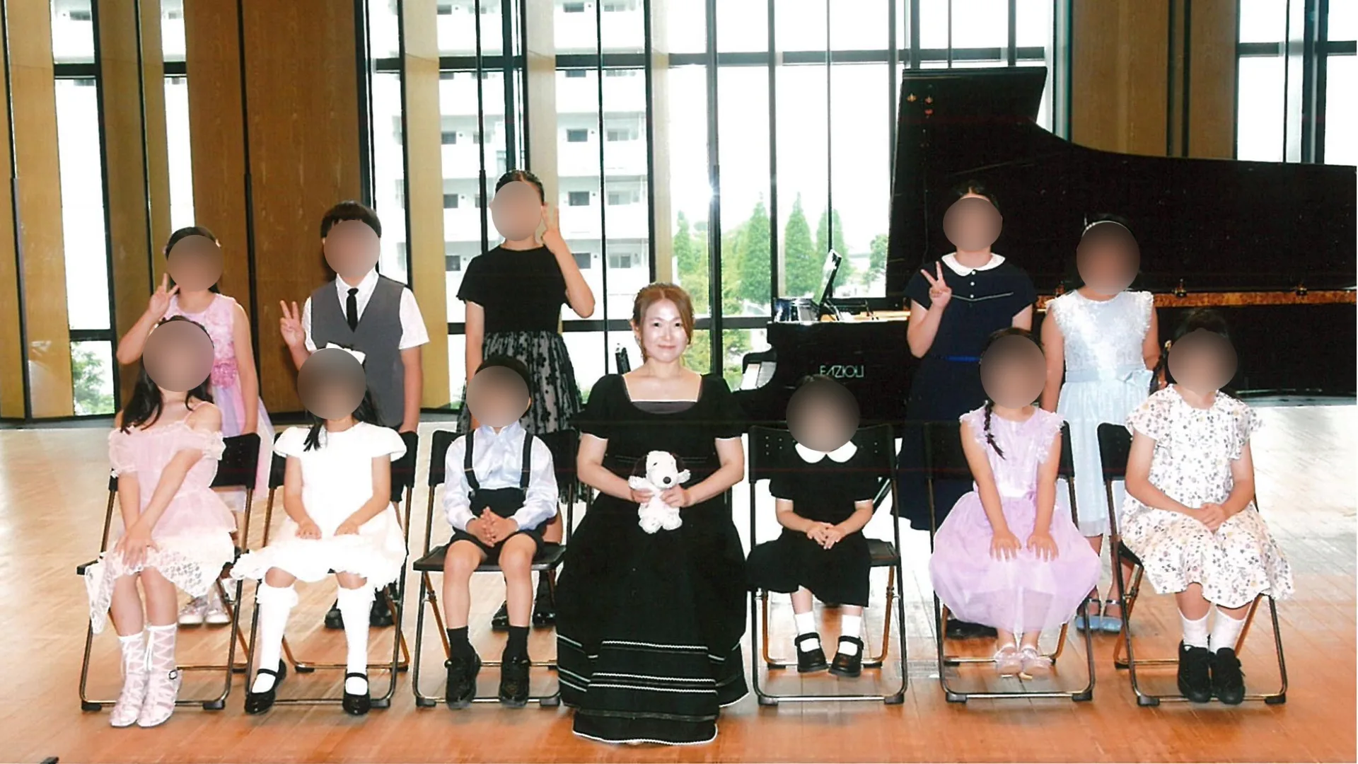 2026年夏の発表会後、講師と生徒さんたちの集合写真（豊洲シビックセンター）